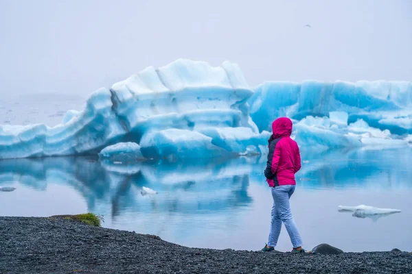Viagem em Jokulsarlon lagoa glacial na Islândia . — Fotografia de Stock