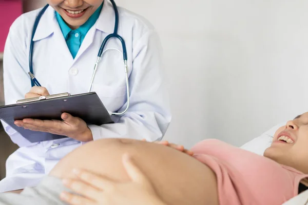 Gravid kvinna och gynekolog doktor vid sjukhuset — Stockfoto