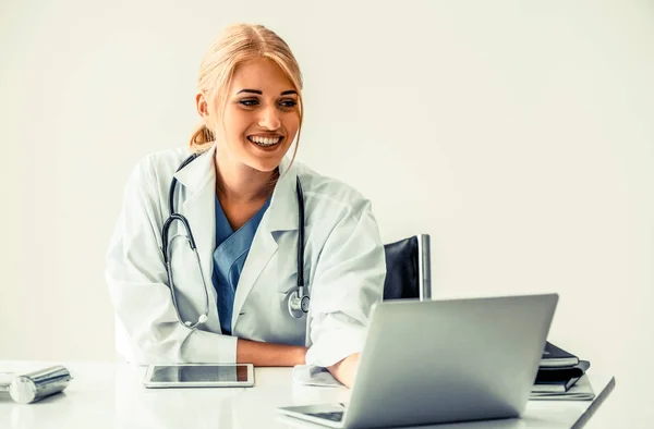 Médico en el hospital trabajando en informe médico . —  Fotos de Stock