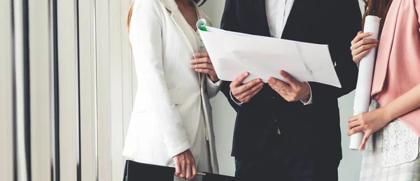 Empresário e empresárias que trabalham no escritório. — Fotografia de Stock