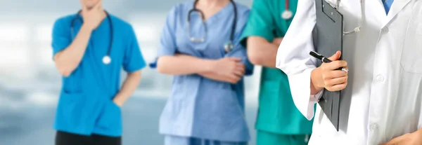 Arzt arbeitet im Krankenhaus mit anderen Ärzten zusammen. — Stockfoto