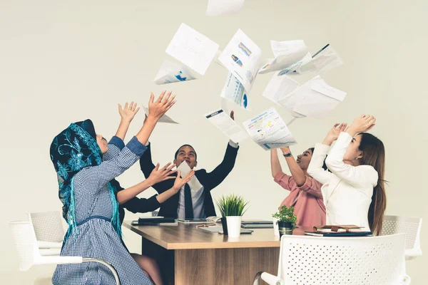 Empresários a atirar papéis para o escritório. — Fotografia de Stock