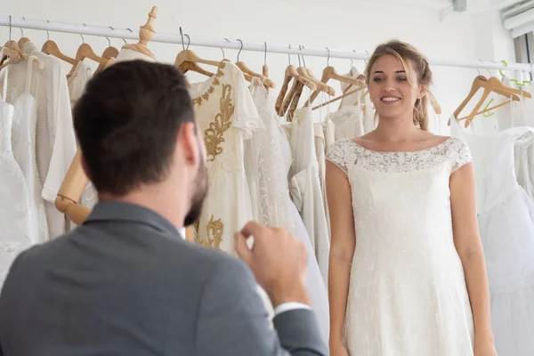 Noiva noivo em vestido de noiva na cerimônia de casamento . — Fotografia de Stock