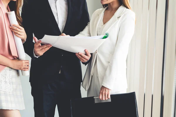 Homme d'affaires et femmes d'affaires travaillant dans le bureau. — Photo