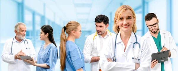 Arzt arbeitet im Krankenhaus mit anderen Ärzten zusammen. — Stockfoto