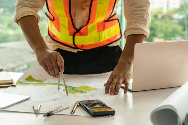 Joven arquitecto o ingeniero que trabaja en el escritorio . — Foto de Stock