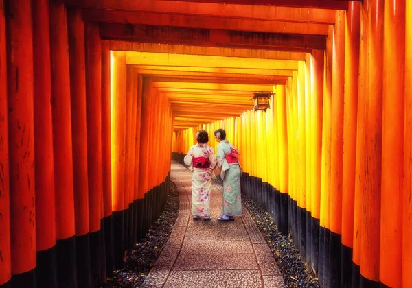 Resenär i Fushimi Inari Shrine — Stockfoto