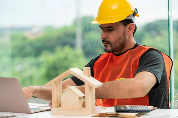 Joven arquitecto o ingeniero que trabaja en el escritorio . — Foto de Stock