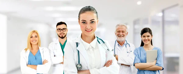 Medico Professionista Che Lavora Nello Studio Ospedaliero Clinica Con Altri — Foto Stock