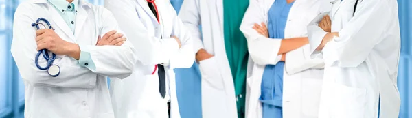 Doktor diğer doktorlar ile hastanede çalışıyor. — Stok fotoğraf