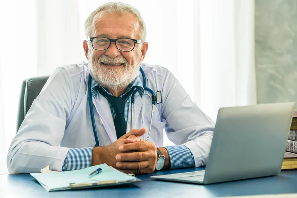 Médico trabajando en la oficina del hospital . — Foto de Stock