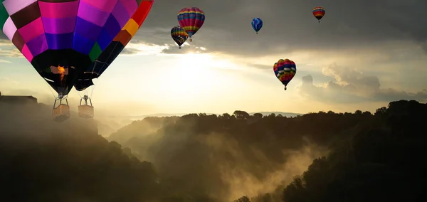 Naturlandschaft Heißluftballonfestival am Himmel. — Stockfoto