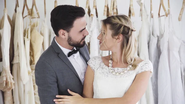 Novia y novio en la ceremonia de preparación de vestido de novia . — Foto de Stock