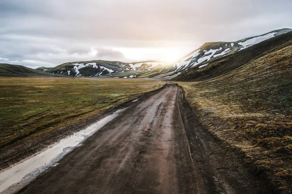 아이슬란드의 고지대에 있는란 타 날라우 가로 가는 길. — 스톡 사진