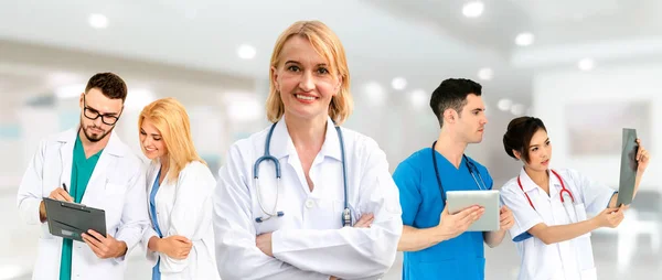 Professioneller Arzt Der Krankenhausbüro Oder Klinik Mit Anderen Ärzten Krankenschwestern — Stockfoto