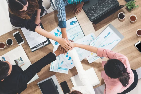 Trabalho em equipe pessoas de negócios se reúnem. — Fotografia de Stock