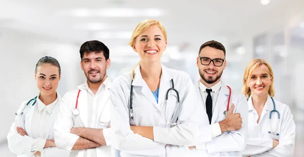 Médico Profissional Que Trabalha Consultório Hospitalar Clínica Com Outros Médicos — Fotografia de Stock