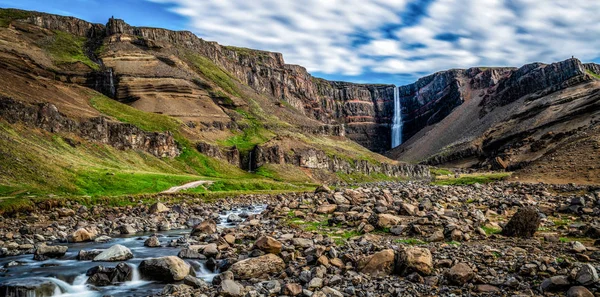 Schöner Hengifoss-Wasserfall im Osten Islands. — Stockfoto
