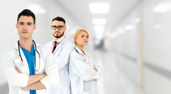 Médico que trabaja en el hospital con otros médicos . —  Fotos de Stock