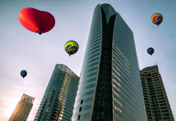 Paesaggio urbano con festival di mongolfiere . — Foto Stock