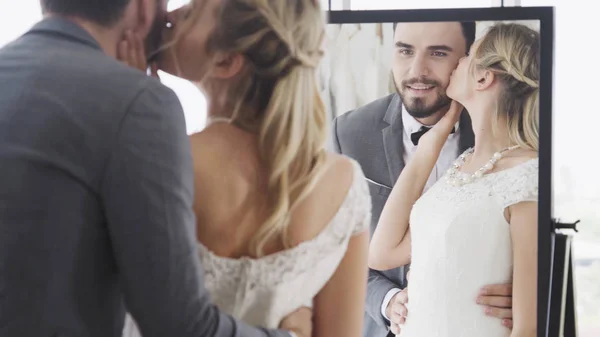 Nevěsta a ženich na svatebních šatech připravit obřad. — Stock fotografie