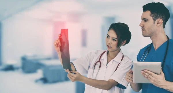 Médicos discutiendo y mirando películas de rayos X . —  Fotos de Stock