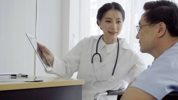 El médico se encarga del paciente en el hospital o clínica médica. Concepto sanitario. — Foto de Stock