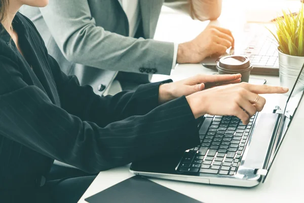 Empresário e empresária que trabalha no escritório. — Fotografia de Stock