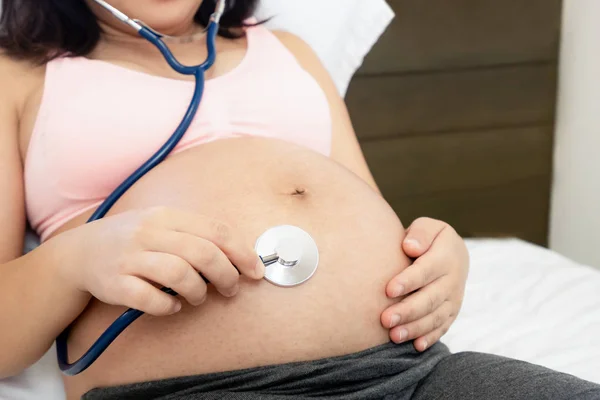 Mulher grávida feliz e esperando bebê em casa. — Fotografia de Stock