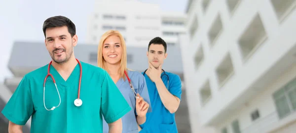 Arzt arbeitet im Krankenhaus mit anderen Ärzten zusammen. — Stockfoto