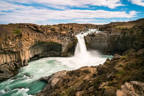La cascada de Aldeyjarfoss en Islandia del Norte. — Foto de Stock