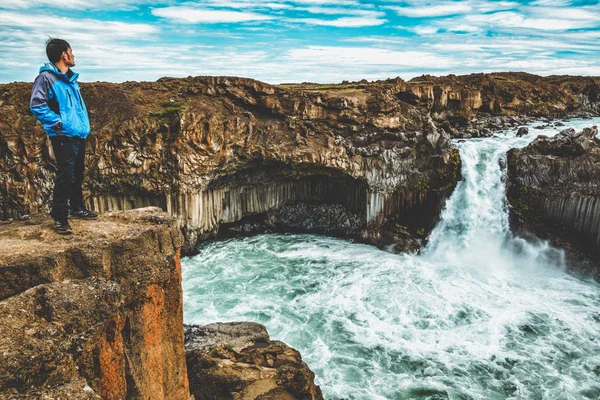 Caminhadas em Aldeyjarfoss Cachoeira na Islândia . — Fotografia de Stock