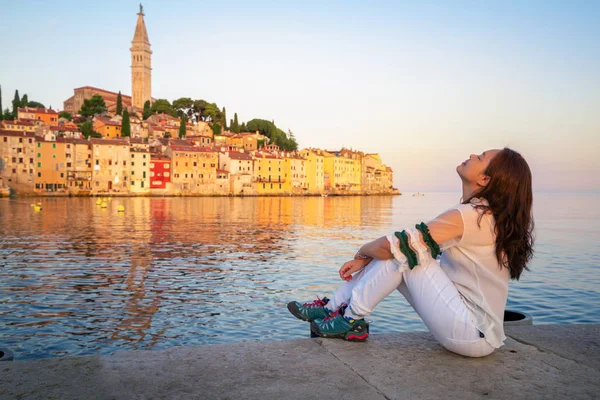 Női Utazó Utazik Egy Gyönyörű Romantikus Óvárosban Rovinj Horvátországban Tengerparti — Stock Fotó