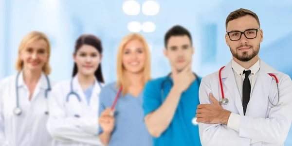 Professioneller Arzt Der Krankenhausbüro Oder Klinik Mit Anderen Ärzten Krankenschwestern — Stockfoto