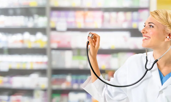 Farmacéutica mujer trabajando en farmacia . — Foto de Stock