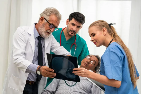 Doctor Team Werken Met Ray Filmbeeld Van Senior Volwassen Patiënt — Stockfoto