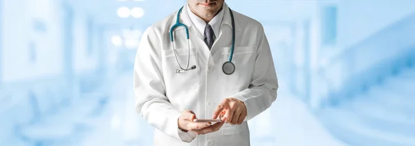 Médico masculino usando telefone celular no hospital. — Fotografia de Stock