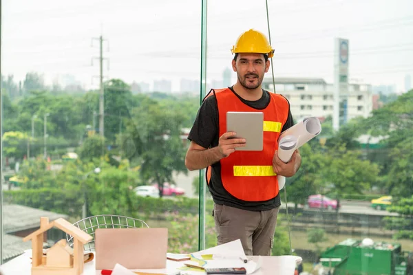 Byggnadsingenjör arbetstagare som arbetar i Office. — Stockfoto