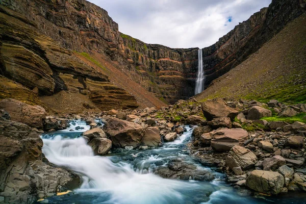 Hermosa cascada Hengifoss en el este de Islandia. —  Fotos de Stock