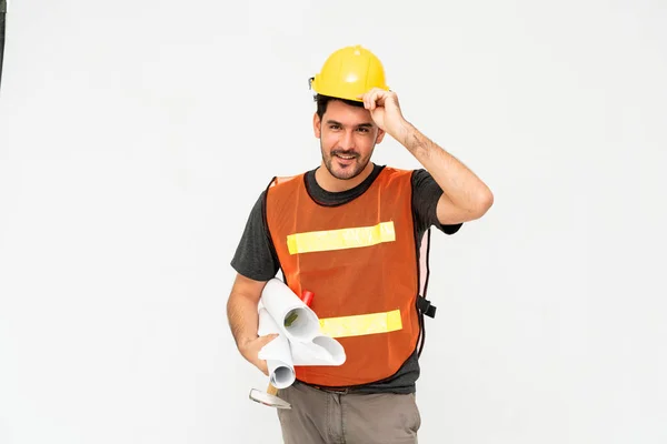 Trabajador de la construcción de pie sobre fondo blanco . — Foto de Stock