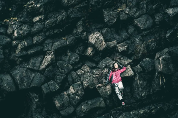 Cestučík ženy na skalnatém hřebenu v Hellnaru, Island. — Stock fotografie