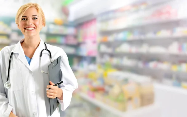 Kvinna apotekare som arbetar på apotek. — Stockfoto