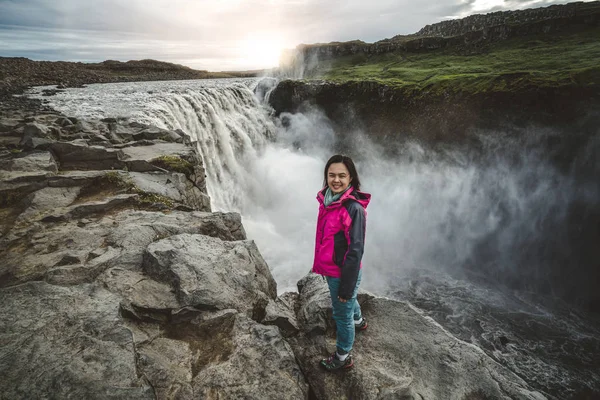 Traveler utazások a Dettifoss vízesés Izlandon — Stock Fotó