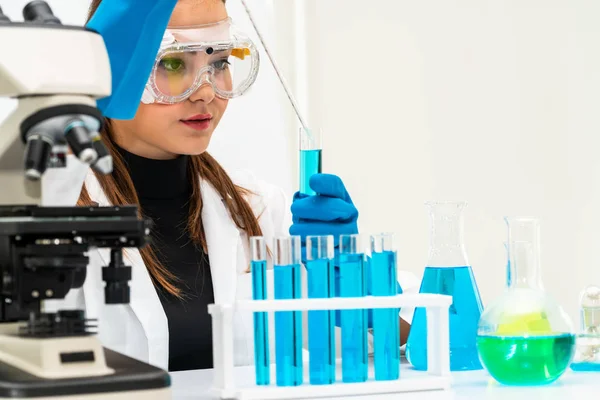 Woman scientist working in chemist laboratory. — Stock Photo, Image