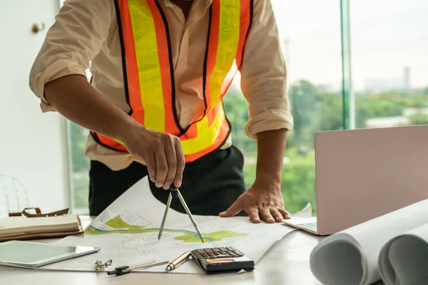 Joven arquitecto o ingeniero que trabaja en el escritorio . — Foto de Stock