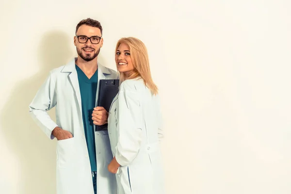 Zelfverzekerd Doctor team op een witte achtergrond. — Stockfoto