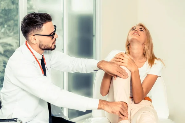 Médico y paciente femenino en el hospital . — Foto de Stock