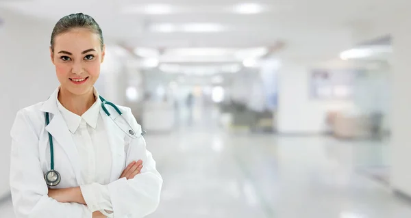 Mulher médica que trabalha no consultório do hospital. — Fotografia de Stock