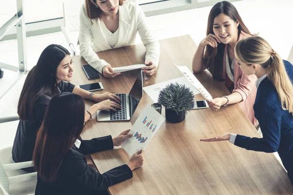 Femmes d'affaires en réunion, Ordinateur portable sur la table — Photo