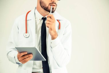 Hastanede tablet bilgisayar üzerinde çalışan doktor.